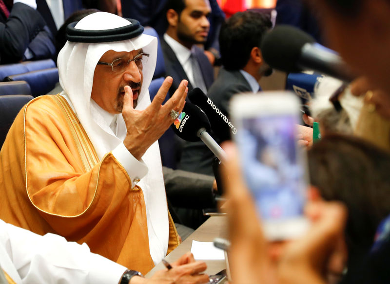 © Reuters. FILE PHOTO: Saudi Arabia's Oil Minister Khalid Al-Falih talks to journalists at the beginning of an OPEC meeting in Vienna, Austria