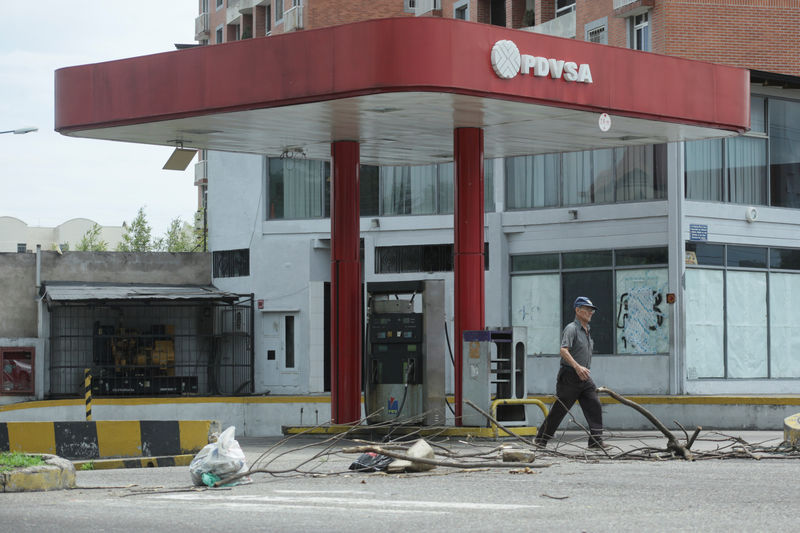 © Reuters. Um homem passa por um posto de gasolina fechado da petroleira estatal venezuelana PDVSA em San Cristobal