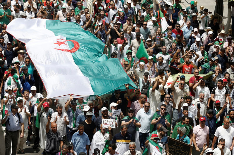 المحتجون في الجزائر يواصلون الضغط على النخبة الحاكمة