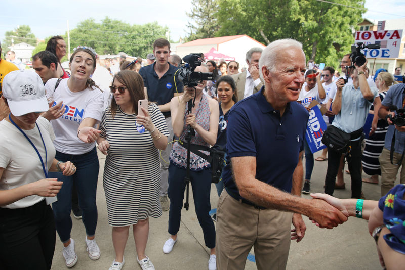 © Reuters. Democratic 2020 U.S. presidential candidate and former Vice President Joe Biden greets supporters at the Independence Day parade in Independence, Iowa