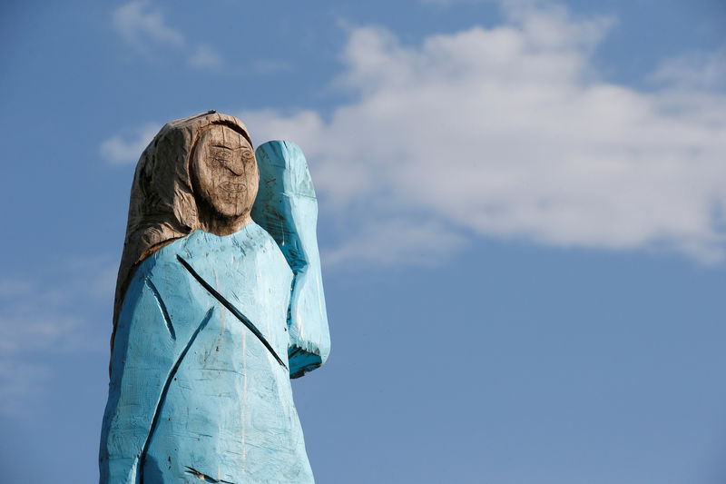 الكشف عن تمثال خشبي لميلانيا ترامب قرب مسقط رأسها في سلوفينيا