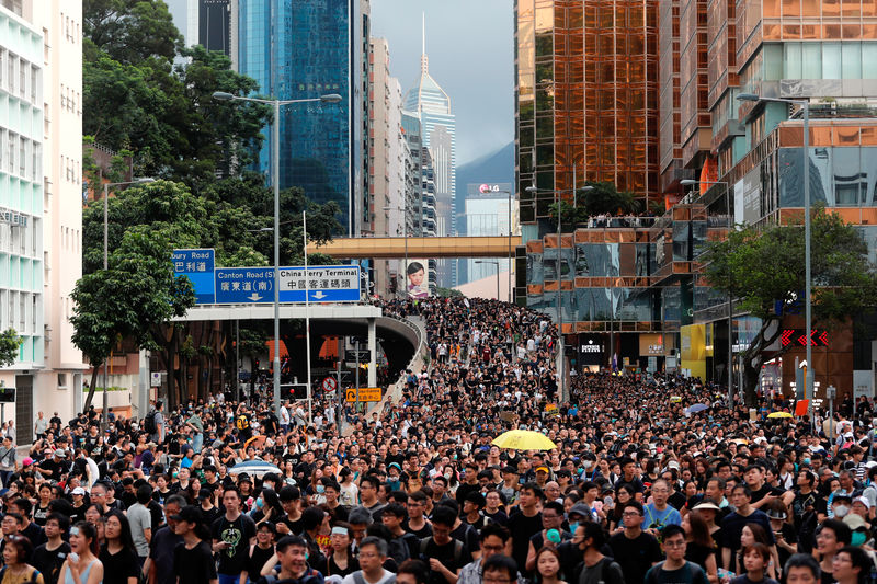 مسيرة جديدة للمحتجين في هونج كونج تهدف لشرح وجهة نظرهم للزوار الصينيين