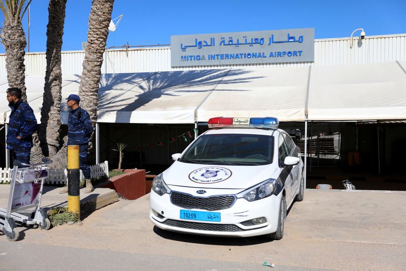 بيان: مطار معيتيقة الليبي في طرابلس يغلق المجال الجوي بعد سقوط قذائف