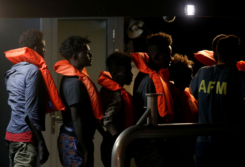 © Reuters. مالطا ستغير وجهة مهاجرين وصلوا إليها على متن سفينة إنقاذ ألمانية