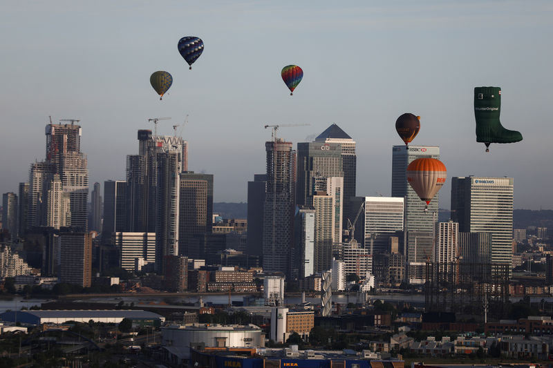© Reuters. FILE PHOTO: Hot air balloons fly over Canary Wharf during the Lord Mayor's Hot Air Balloon Regatta, in London