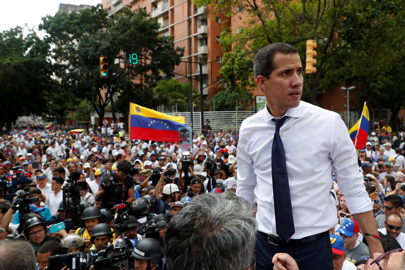 © Reuters. المعارضة في فنزويلا تقول إنها ستجتمع مع ممثلي مادورو
