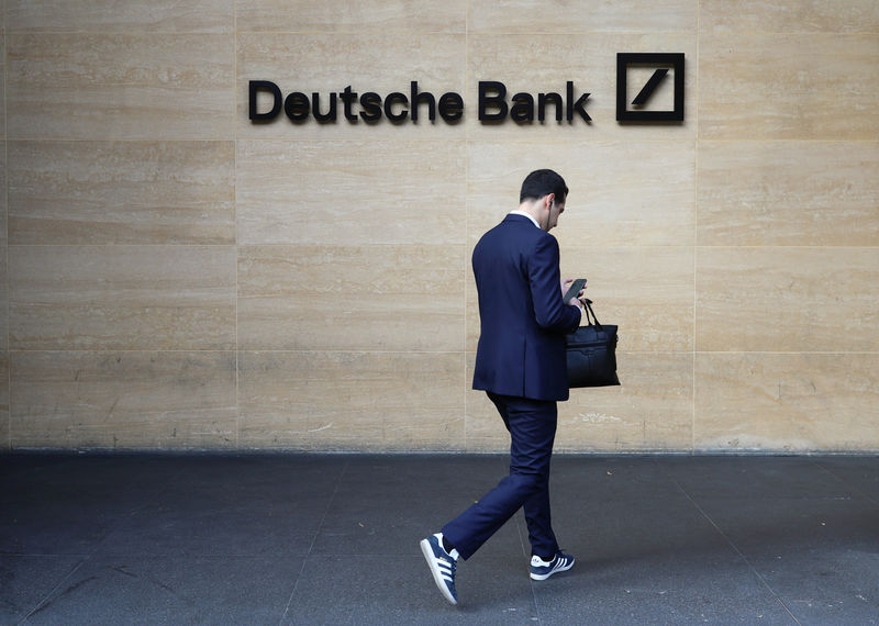 © Reuters. Un hombre entra en una oficina del Deutsche Bank en Londres, Reino Unido