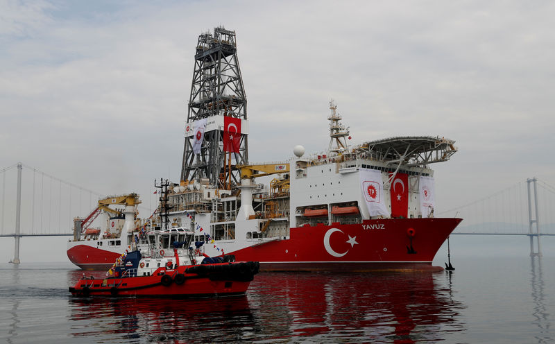 © Reuters. FILE PHOTO: Turkish drilling vessel Yavuz sets sail in Izmit Bay, on its way to the Mediterranean Sea, off the port of Dilovasi