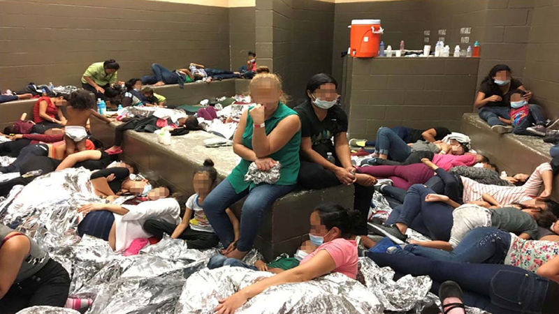 © Reuters. باشليه تقول إن معاملة المهاجرين واللاجئين في أمريكا روعتها