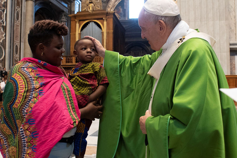 Le pape prie pour les migrants lors d'une messe à Rome