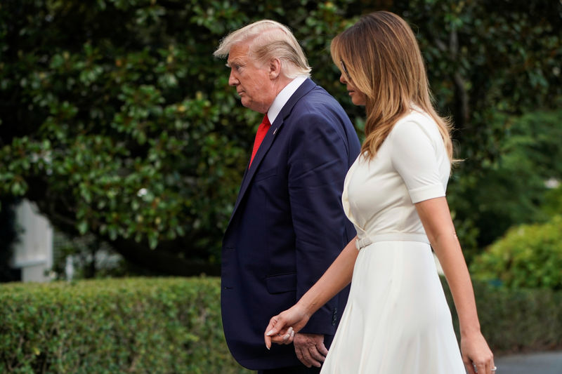 © Reuters. U.S. President Donald Trump and U.S. first lady Melania Trump walk from Marine One upon their return to Washington