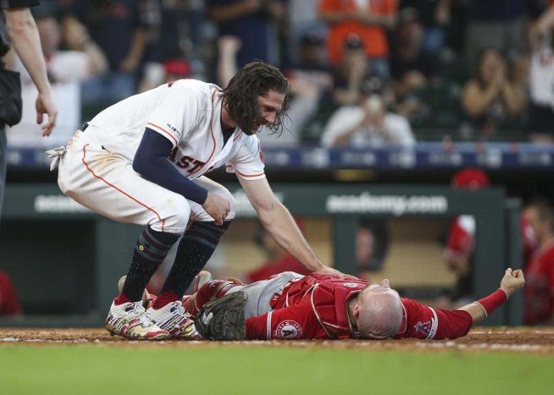 Angels' Lucroy has concussion, broken nose