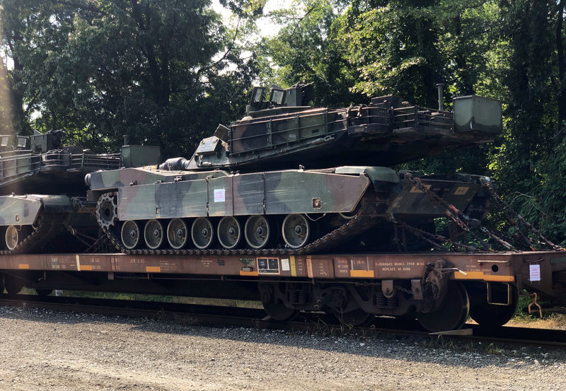 © Reuters. IMAGEN DE ARCHIVO. Un tanque M1 Abrams sobre un vagón de tren en un patio ferroviario en el sudeste de Washington.