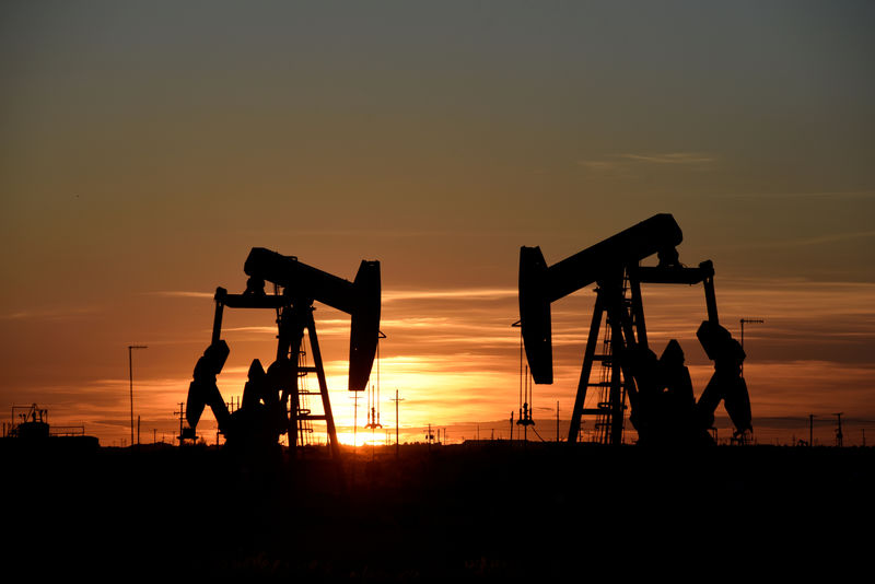 © Reuters. Pump jacks operate at sunset in an oil field in Midland