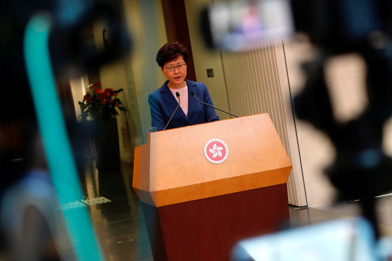 La dirigente de Hong Kong dar por &quot;muerta&quot; la ley de extradición, pero no contenta a los críticos