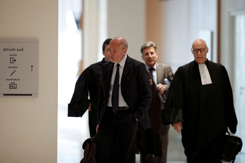 © Reuters. FILE PHOTO: French telecom group Orange CEO Stephane Richard arrives for a trial over a disputed state payment at the Paris courthouse