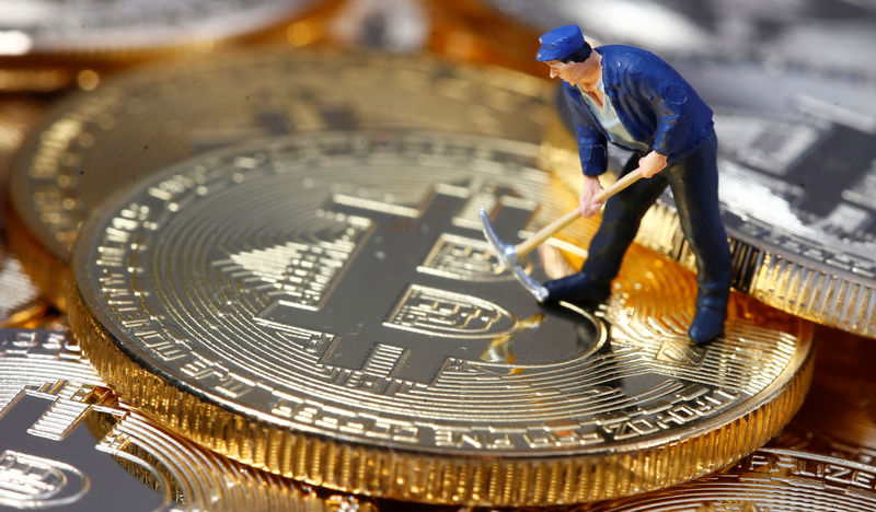 © Reuters. A small toy figure is seen on representations of the Bitcoin virtual currency in this illustration picture