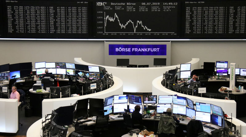 Европейские акции в минусе из-за падения немецких бумаг