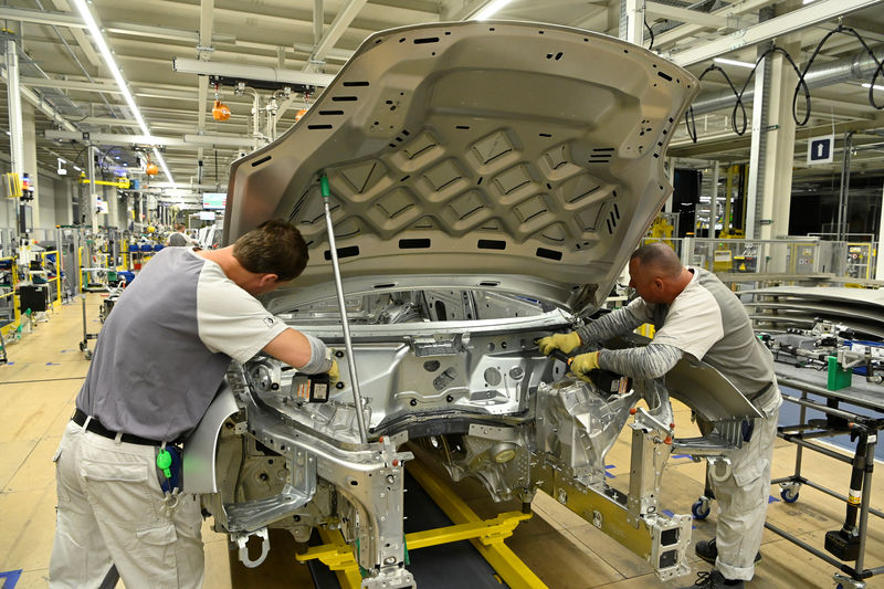 © Reuters. Employees work on Porsche vehicles at a production line of Volkswagen plant in Bratislava