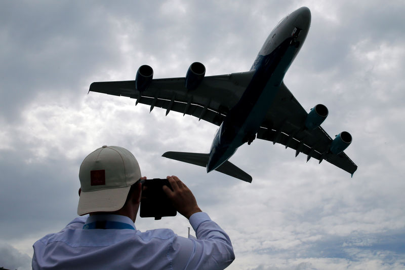 © Reuters. FILE PHOTO: A visitor takes a picture of an Airbus A380 as it lands after an air display at the 53rd International Paris Air Show at Le Bourget Airport near Paris