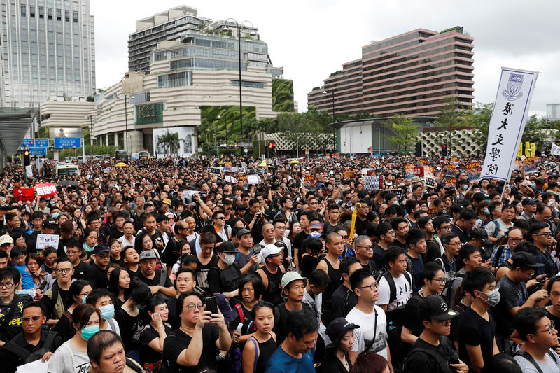 Líder de Hong Kong diz que lei de extradição está morta, mas críticos desconfiam