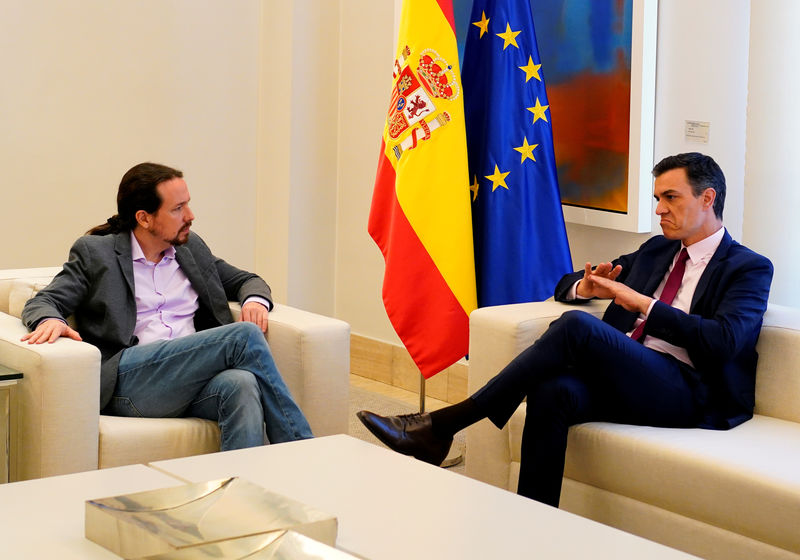 © Reuters. FOTO DE ARCHIVO: El presidente en funciones de España, Pedro Sánchez, habla con el líder de Unidas Podemos, Pablo Iglesias, durante su reunión en el Palacio de la Moncloa en Madrid