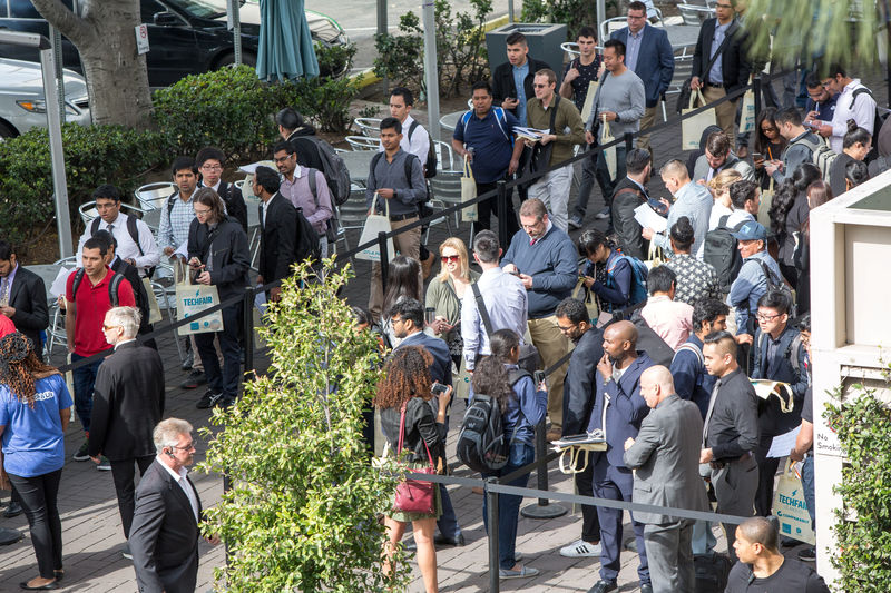 © Reuters. FILE PHOTO: Job seekers line up at TechFair in Los Angeles