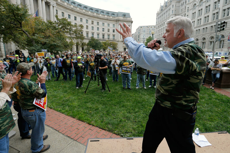 © Reuters. Roberts leads his members in a rally outside the U.S. Environmental Protection Agency headquarters in Washington