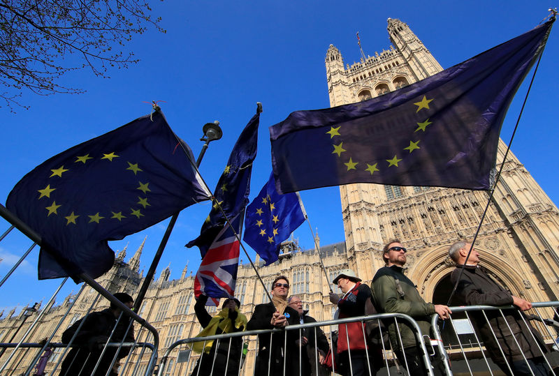 © Reuters. Anti-Brexit protesters hold EU flags as they demonstrate outside the Houses of Parliament in London