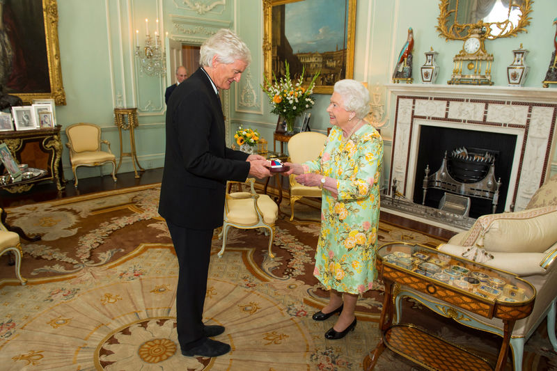 © Reuters. FILE PHOTO: Britain's Queen Elizabeth presents James Dyson with the insignia of members of the Order of Merit, during a private audience at Buckingham Palace, London