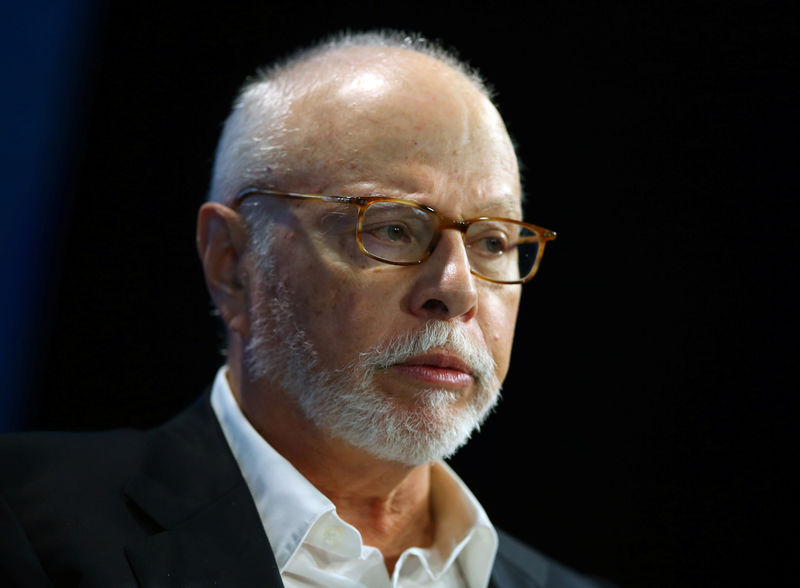 © Reuters. Paul Singer, founder and president of Elliott Management Corporation, speaks at WSJD Live conference in Laguna Beach