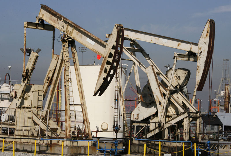 Цены на нефть растут на фоне сокращения запасов в США