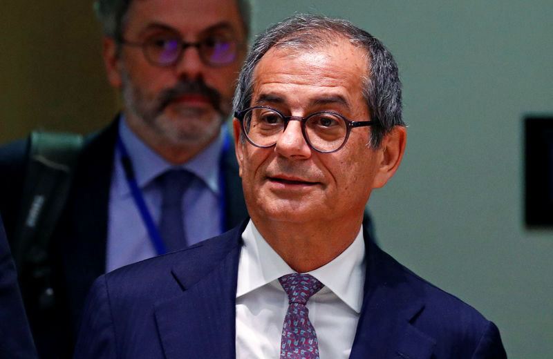 © Reuters. Il ministro dell'economia Giovanni Tria durante un meeting dell'eurogruppo a Bruxelle