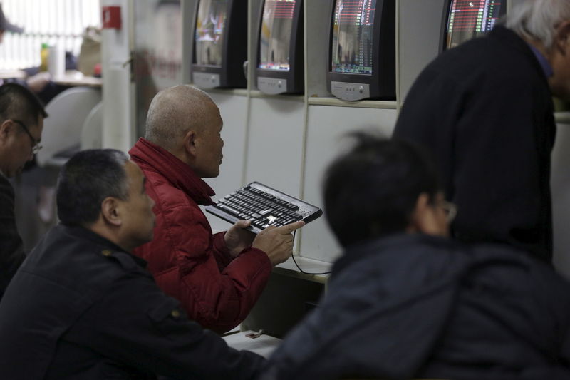 Borsa Shanghai in ribasso, prezzi produzione alimentano timori crescita, deflazione