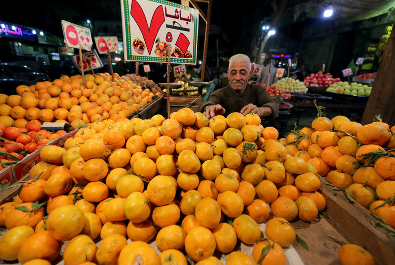 © Reuters. هبوط حاد لمعدل التضخم في مدن مصر لكن معاناة الفقراء مستمرة