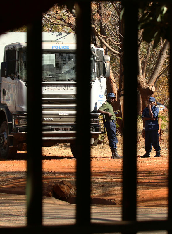 © Reuters. Police officers stand guard outside the court where Job Sikhala, opposition Movement for Democratic Change (MDC) deputy chairman and lawmaker was expected to appear, in Harare