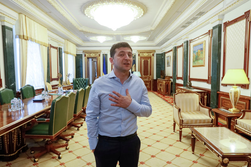 © Reuters. FILE PHOTO: Ukraine's President Volodymyr Zelenskiy is seen in his office at the Presidential Administration building in Kiev