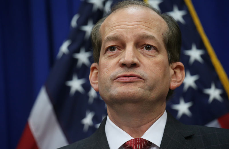 © Reuters. U.S. Labor Secretary Alexander Acosta holds news conference about his role in a 2008 plea deal with financier Epstein at the Labor Department in Washington