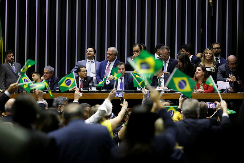 Câmara aprova texto-base da reforma da Previdência em 1º turno com 379 votos a favor