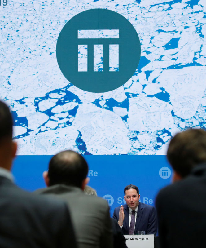 © Reuters. CEO Mumenthaler of reinsurer Swiss Re addresses a news conference in Zurich