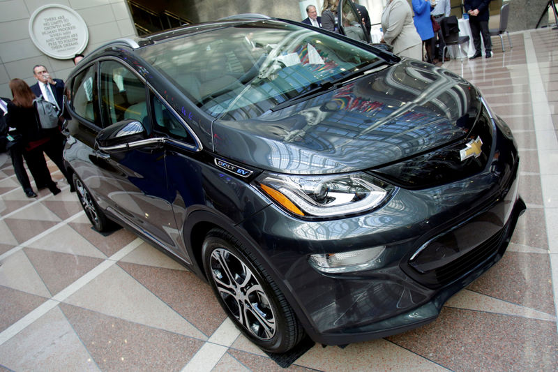 © Reuters. FILE PHOTO: The 2017 Chevrolet Bolt EV is on display during The Economic Club event in Washington