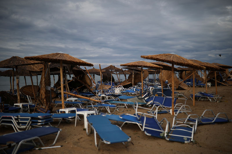 © Reuters. INTEMPÉRIES EN GRÈCE, SIX MORTS ET UNE CENTAINE DE BLESSÉS