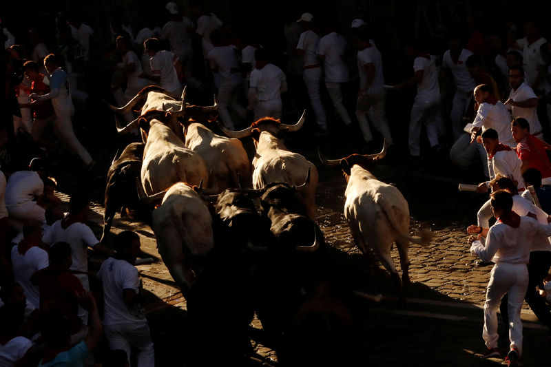 Un corneado y seis heridos en el quinto encierro de San Fermín