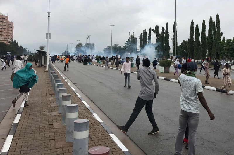 © Reuters. Police fire teargas at a protesting Shi'ite group in Abuja
