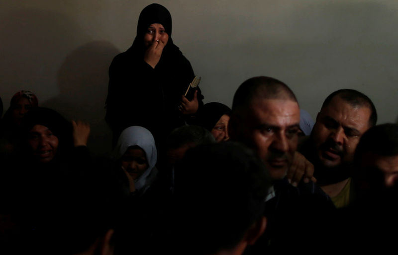 © Reuters. القوات الإسرائيلية تقتل خطأ نشطا من حماس على حدود غزة