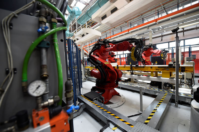 © Reuters. Ceremony to mark the installation of the first robot on the production line for the new electric Fiat 500 BEV at the Mirafiori industrial complex on the 80th birthday of the plant