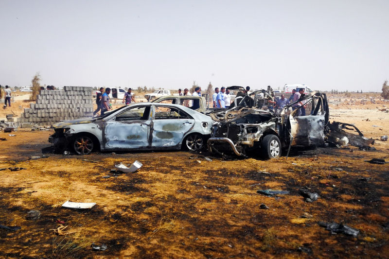 © Reuters. مصادر: مقتل 3 في انفجار سيارة ملغومة في جنازة ببنغازي شرق ليبيا