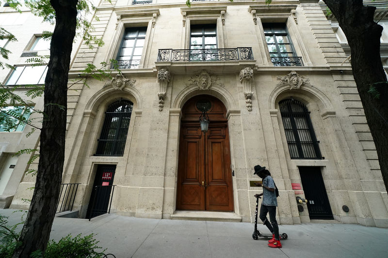 © Reuters. A man walks past the front door of the upper east side home of Jeffrey Epstein in New York
