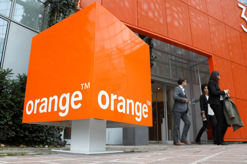 © Reuters. The logo of French telecoms group Orange is seen at the entrance of the  Cyberdefense division headquarters at Nanterre