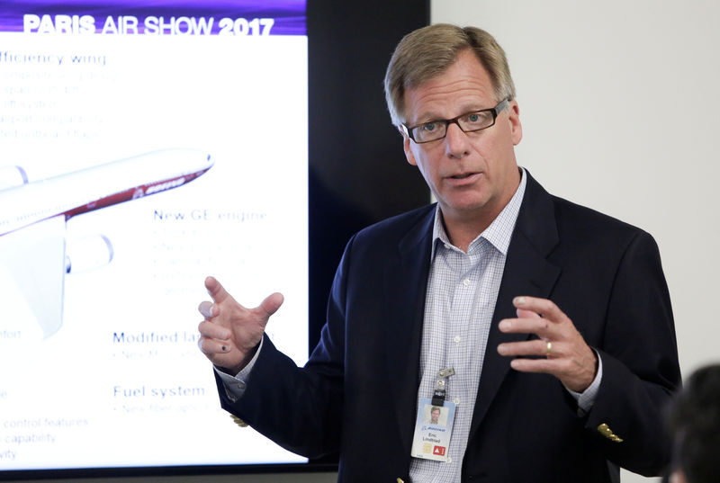 © Reuters. FILE PHOTO: Eric Lindblad, Vice President and General Manager of the Boeing 777X, speaks at Boeing's production facility in Everett, Washington